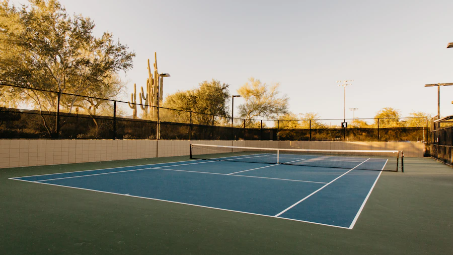 Gün batımında boş bir tenis kortu