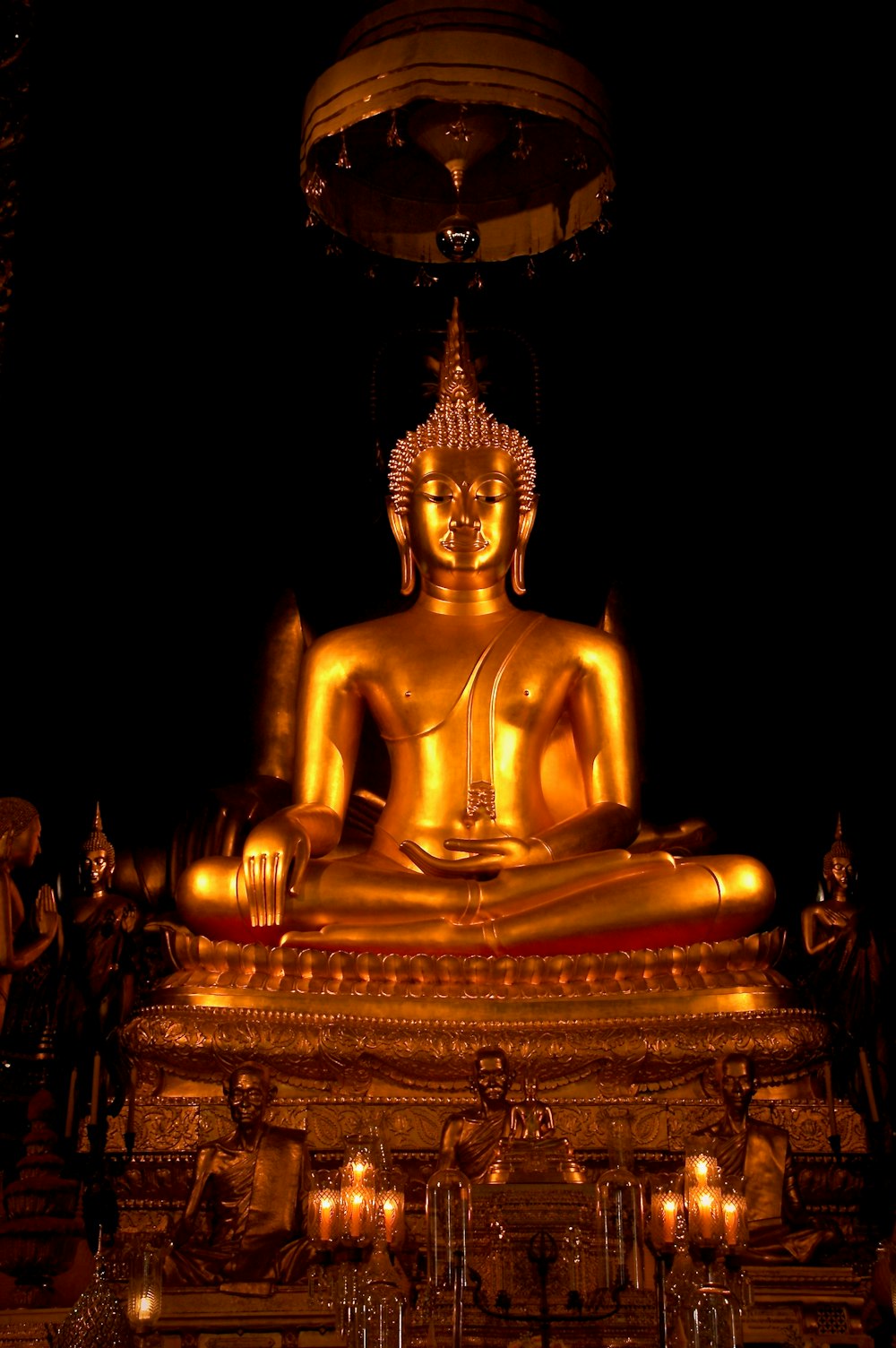 golden buddha statue