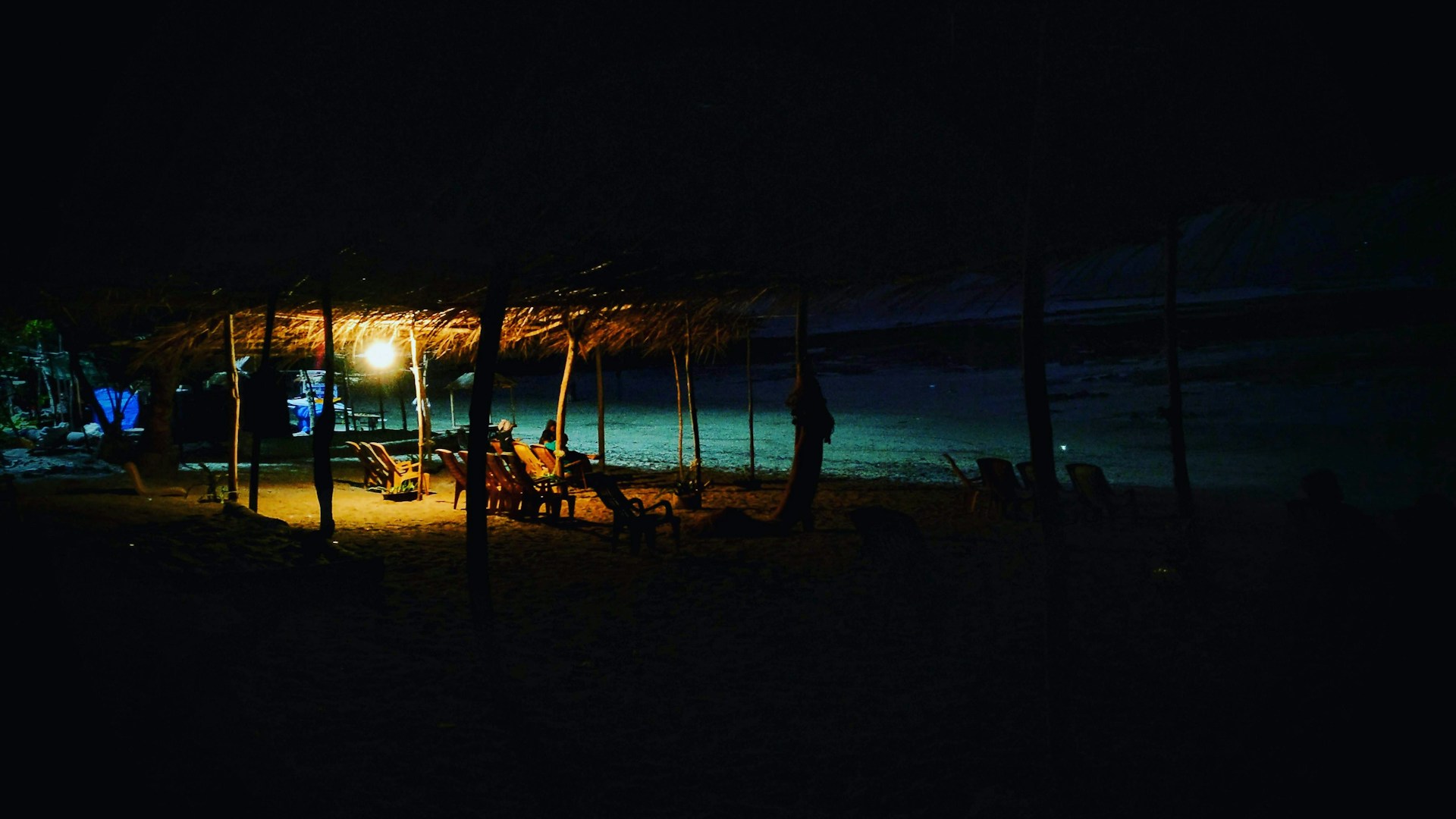 gray computer monitor