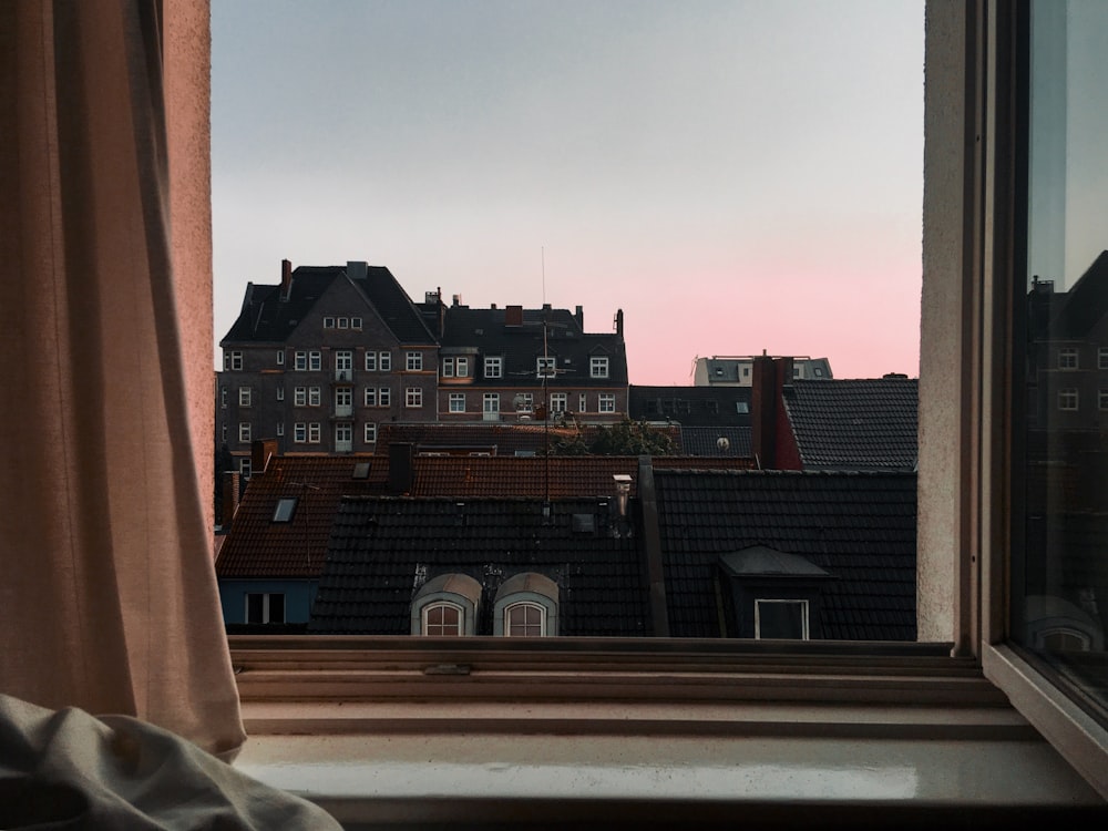 Blick auf eine Stadt aus dem Fenster