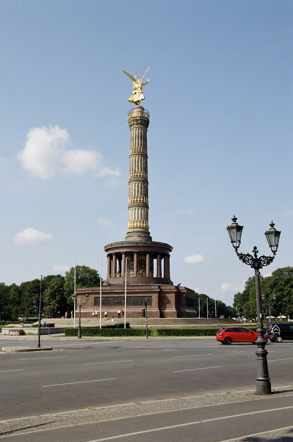 Torre de estatuas marrones y beige durante el día