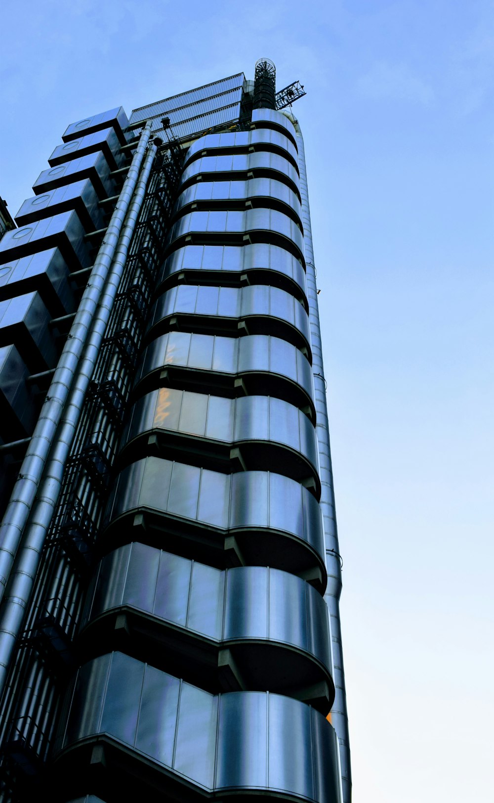 은색 건물의 로우 앵글 사진
