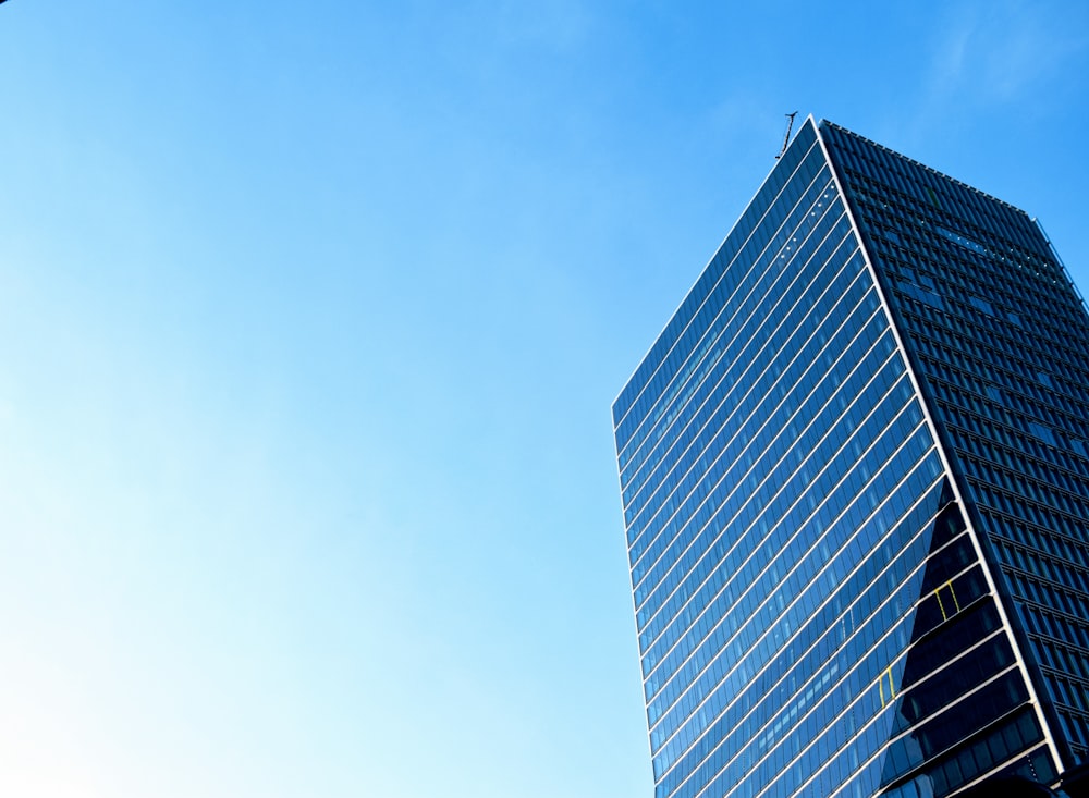 Un edificio muy alto sentado al lado de un semáforo