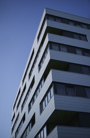 grey concrete high-rise building