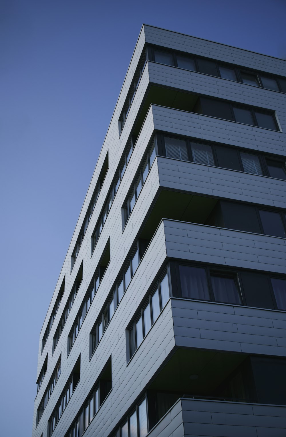 grey concrete high-rise building