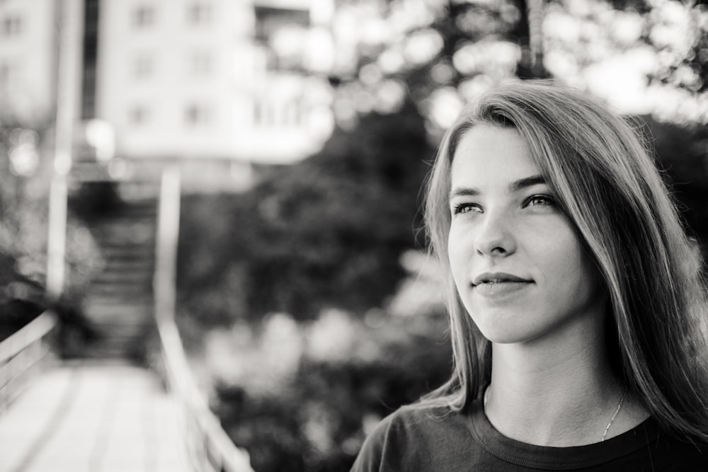 Una foto en blanco y negro de una mujer con cabello largo