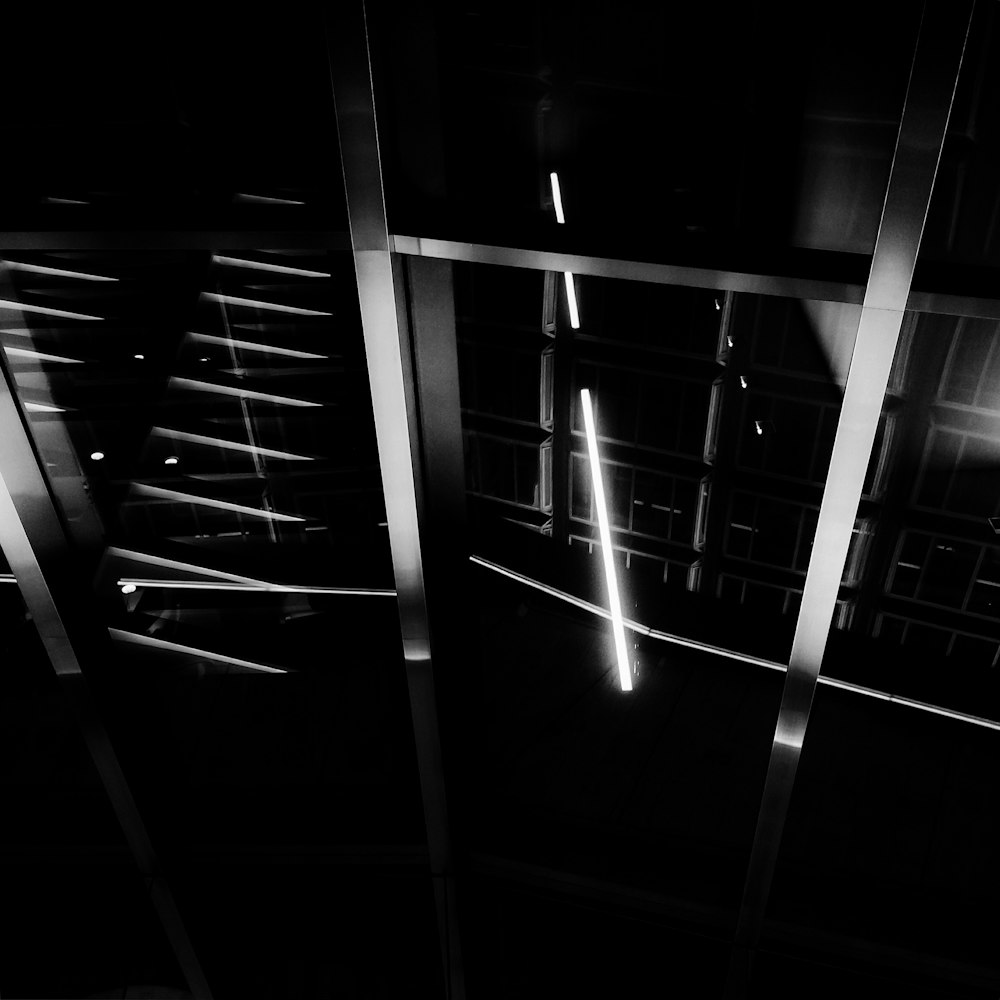 Ein Schwarz-Weiß-Foto von einigen Lichtern