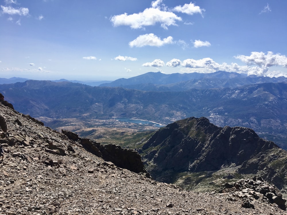 Chaîne de montagnes sous ciel bleu