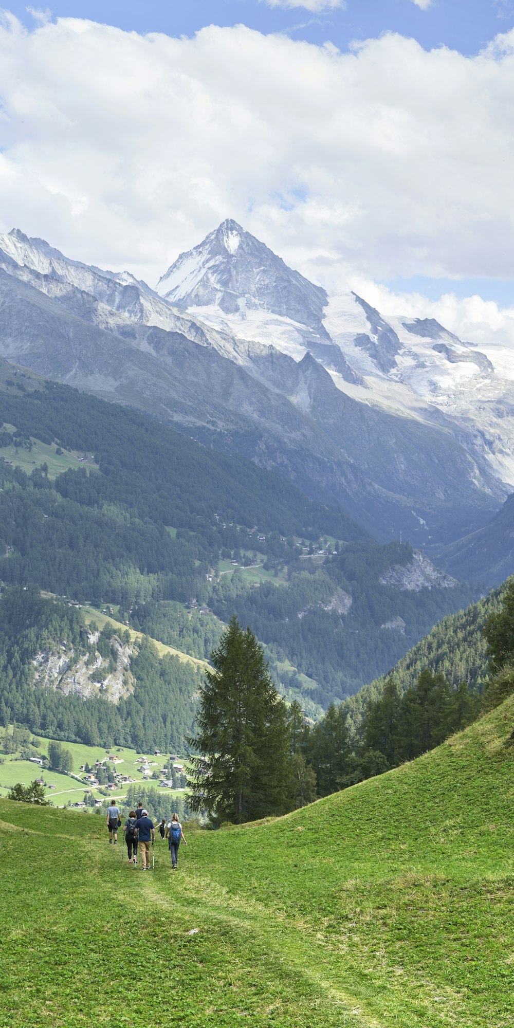 Menschen, die tagsüber in Richtung Berg gehen