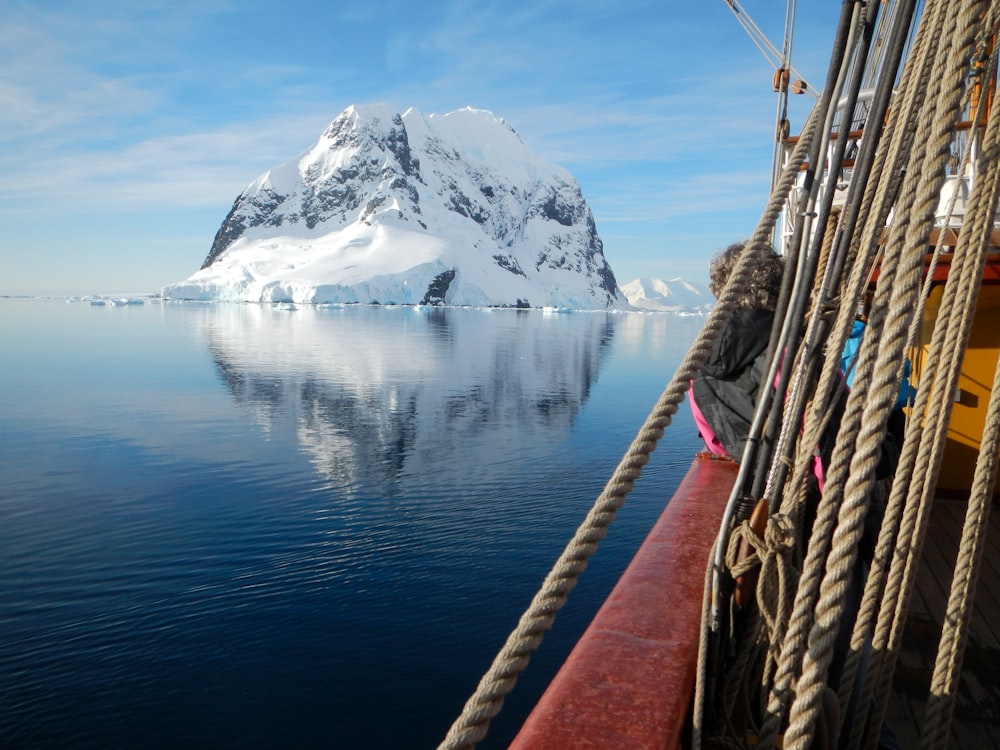 Fotografía de iceberg durante el día