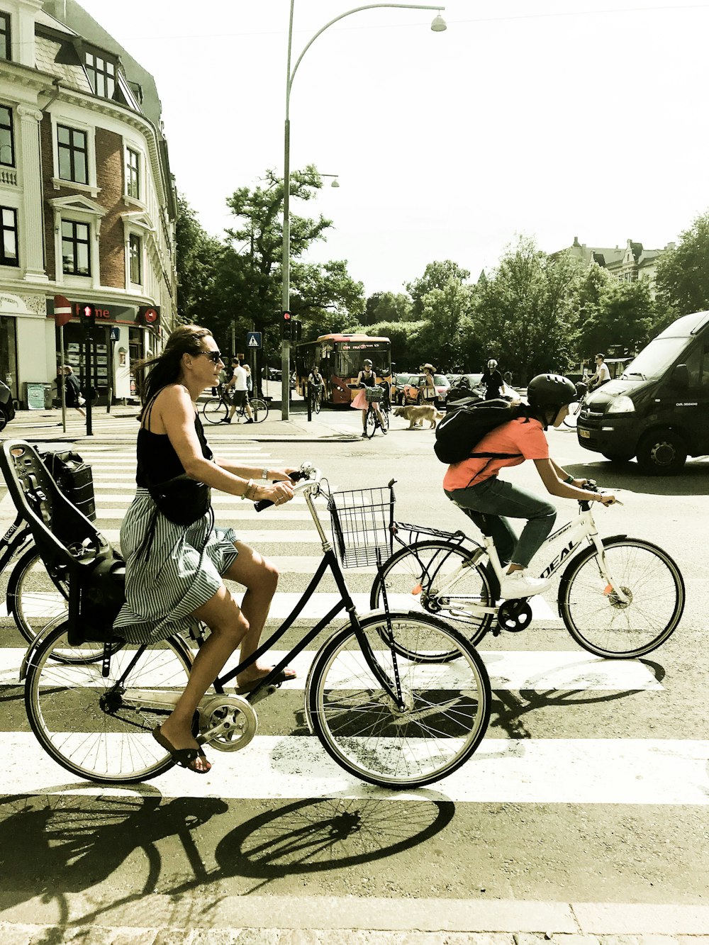 낮에 자전거를 타는 여성의 사진