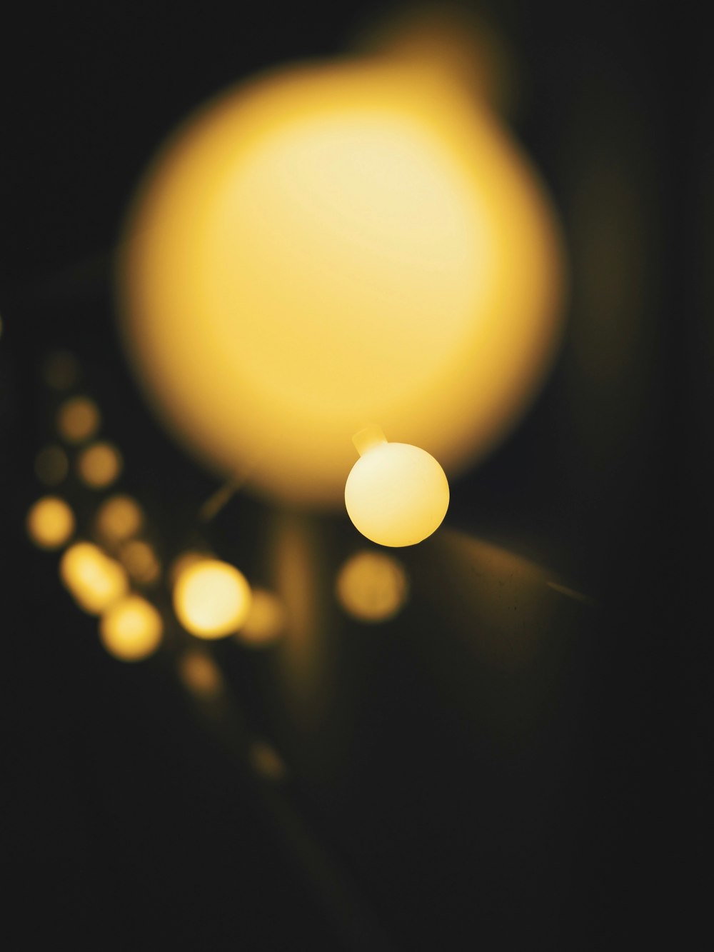 um close up de uma luz que está sobre uma mesa