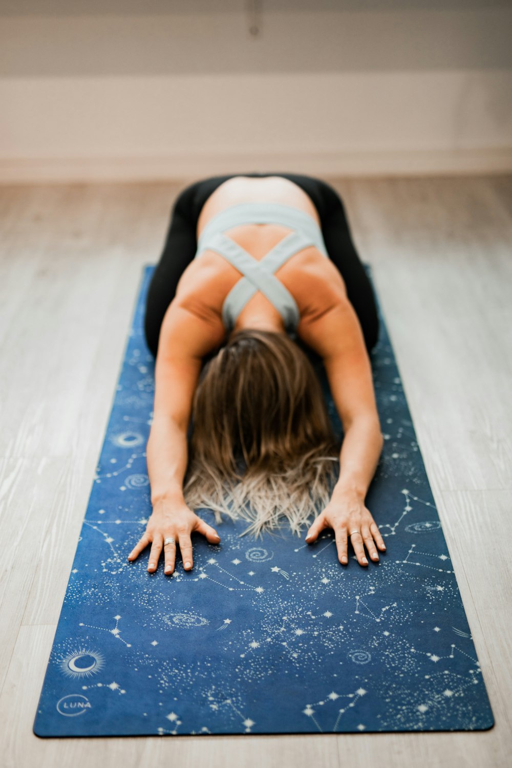 Frau beim Yoga