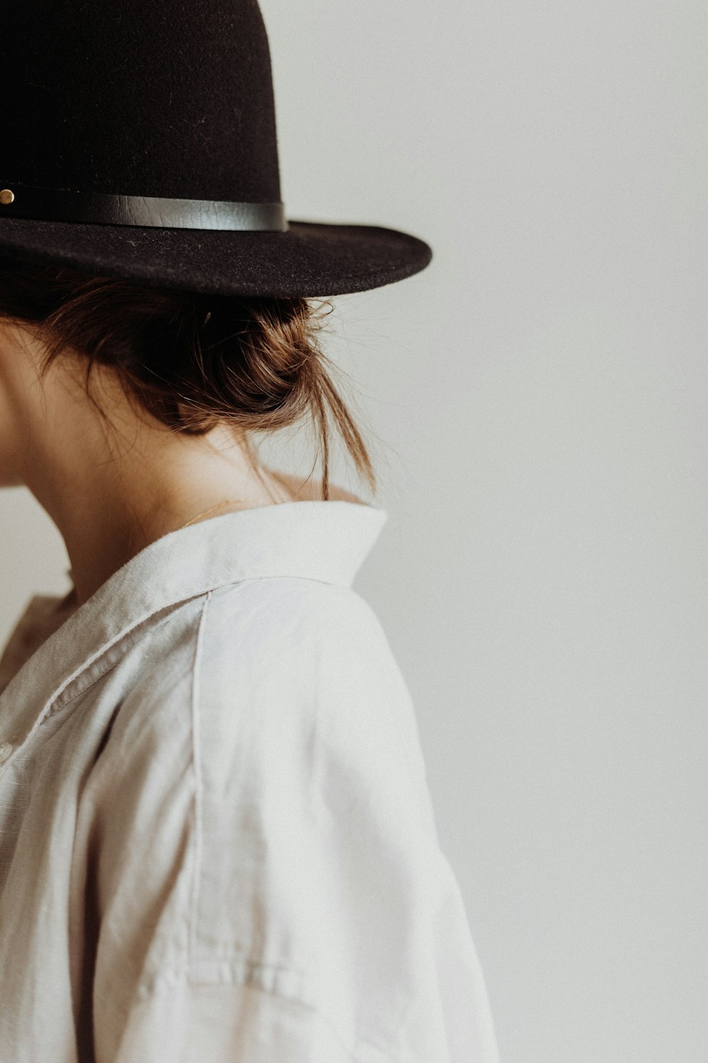 femme porte un chapeau noir