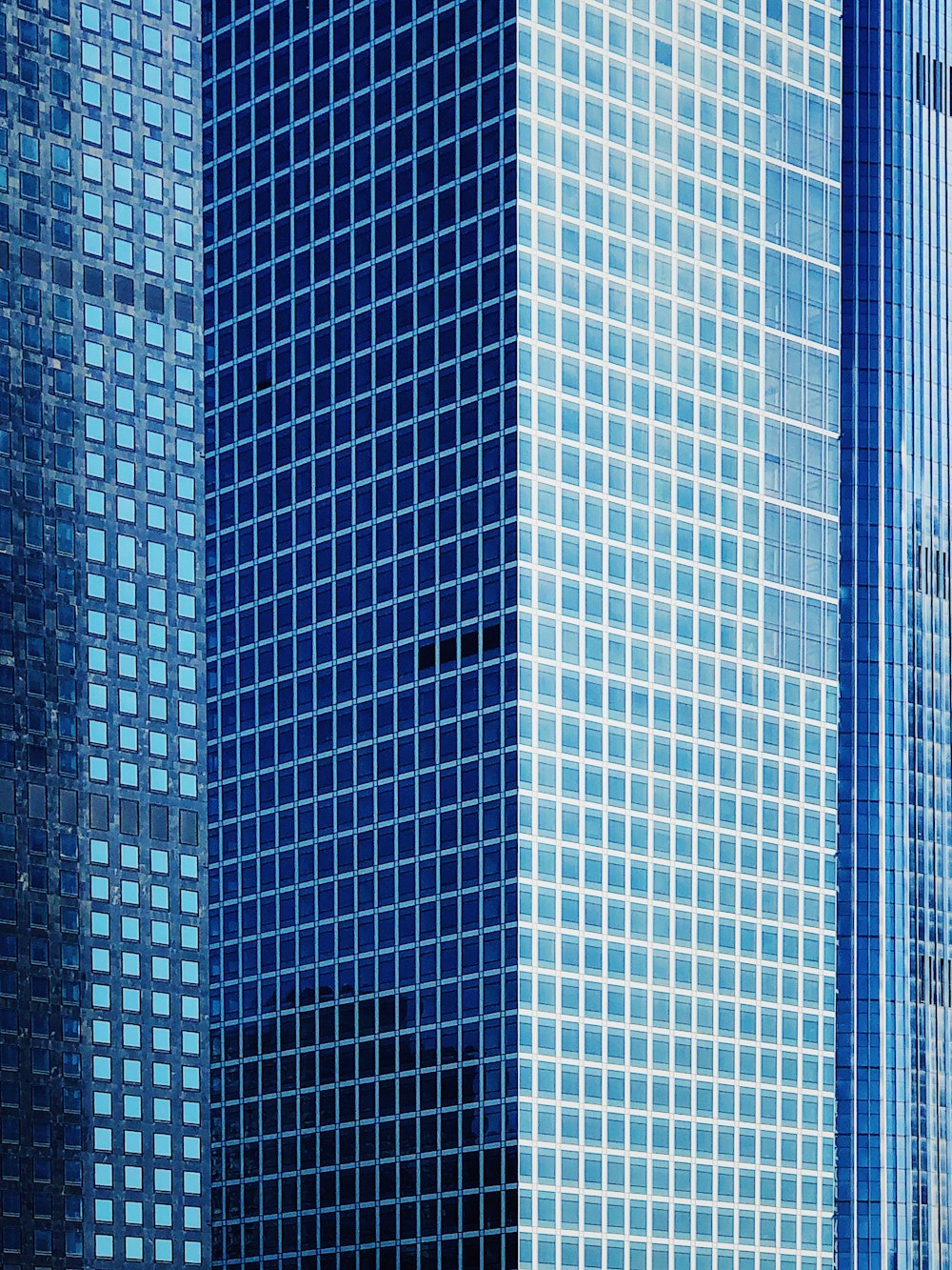 Edificio de gran altura con vistas a las ventanas de cristal