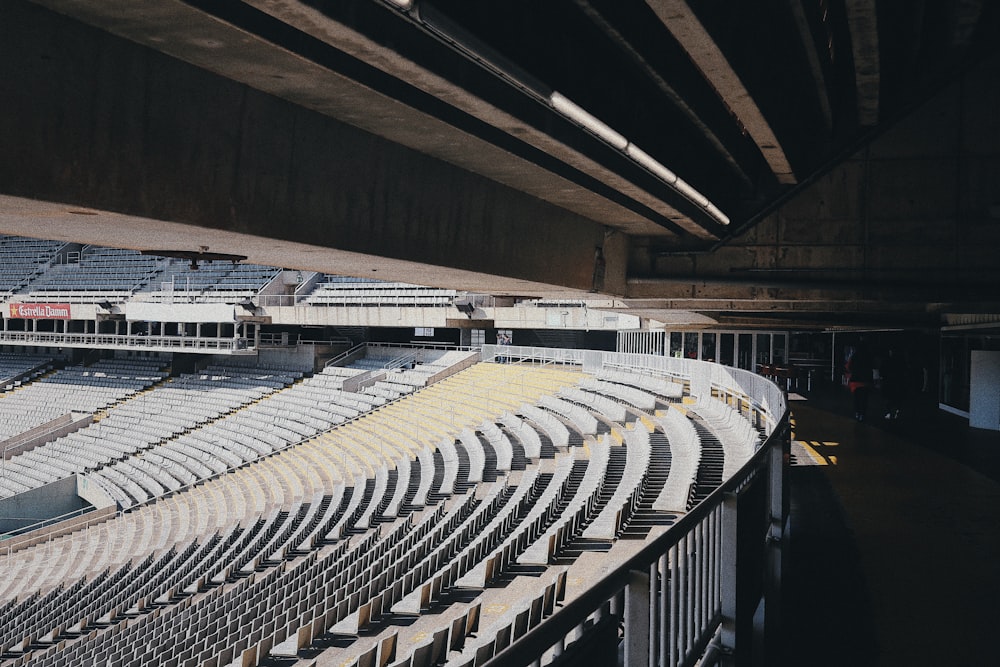Fotografia arquitetônica dos assentos do estádio