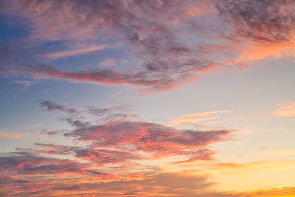 fotografia ravvicinata del cielo blu e bianco