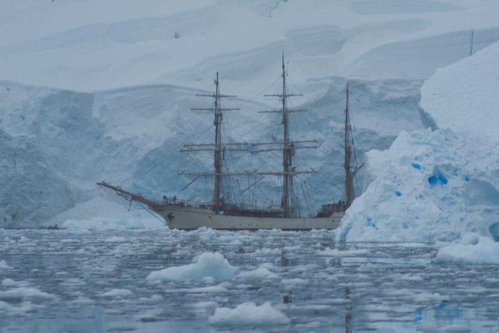 Nave galeone bianco vicino ai ghiacciai