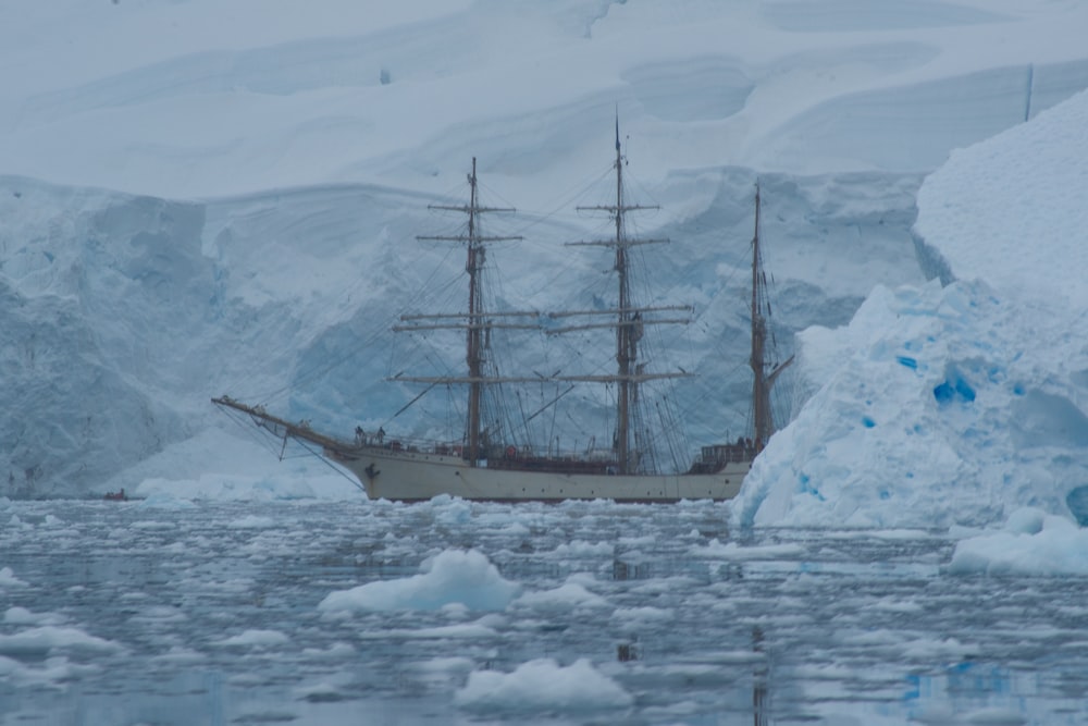 Navio galeão branco perto de geleiras