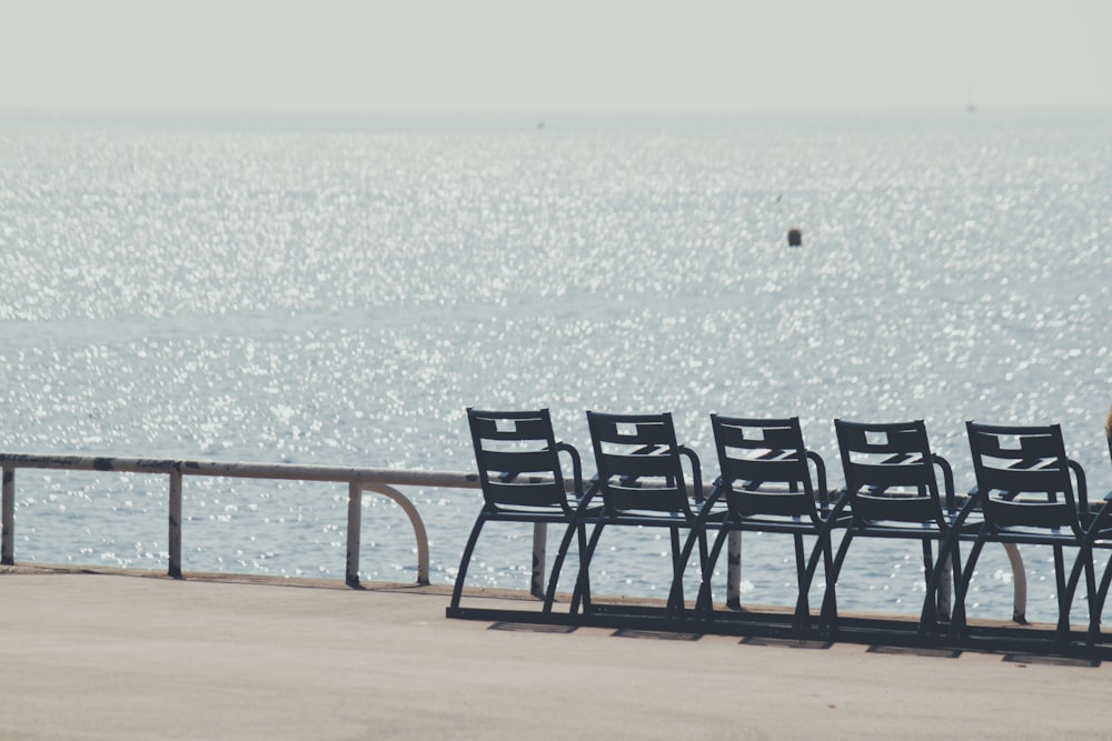 Sillas en el muelle