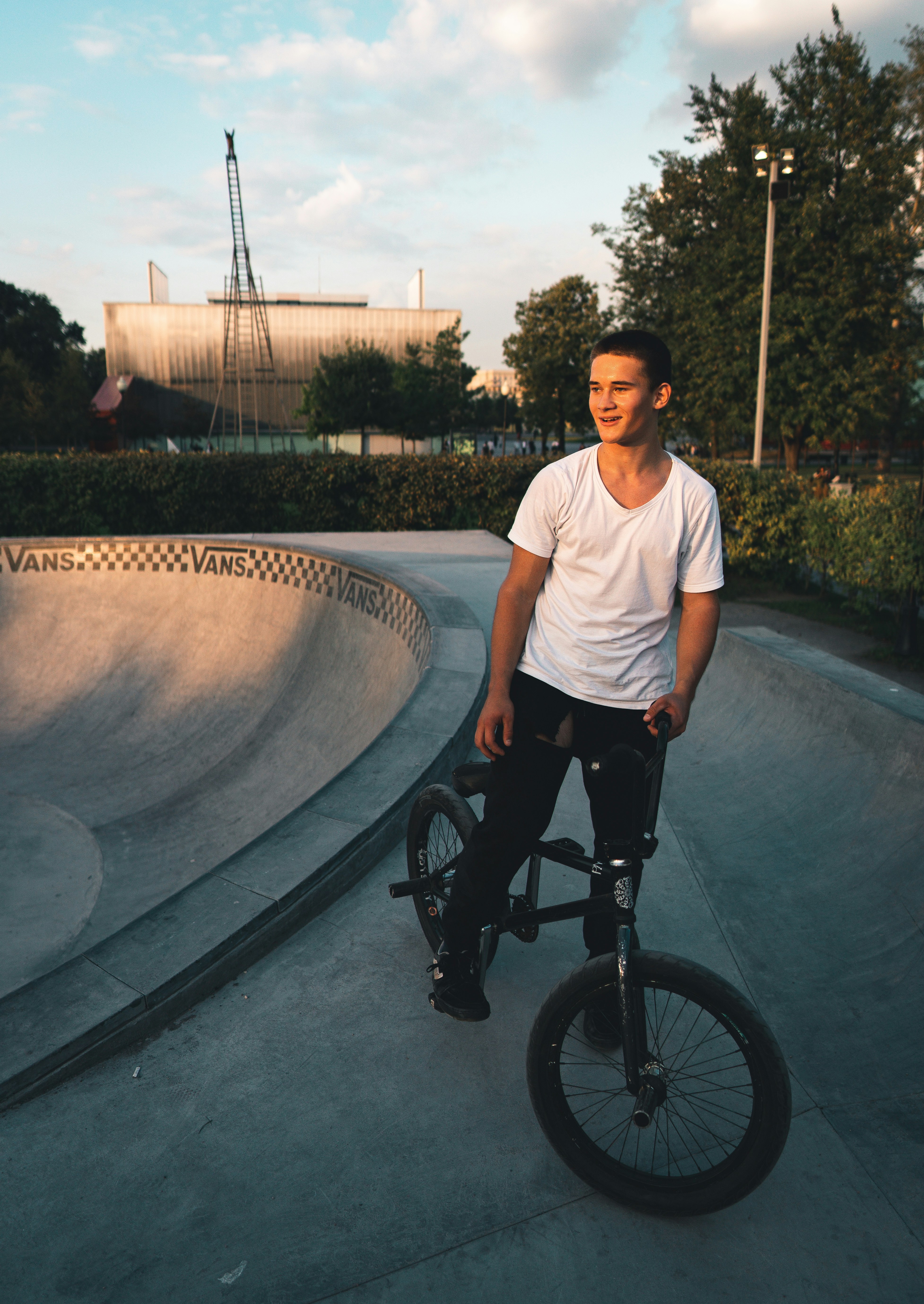 uomo in sella alla bici