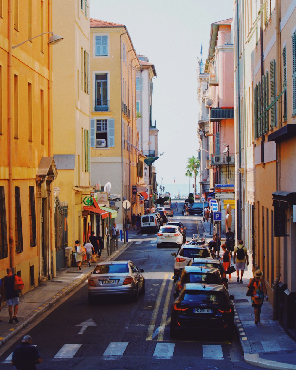 veicoli parcheggiati su strada