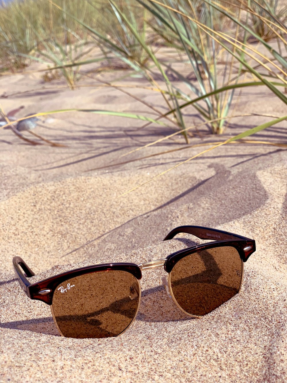 Sonnenbrille mit schwarzem Rahmen und braunen Gläsern