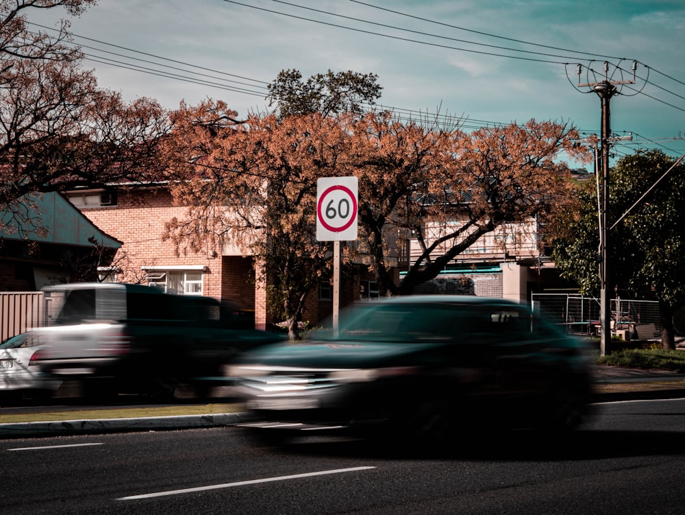 道路上の車のタイムラプス写真