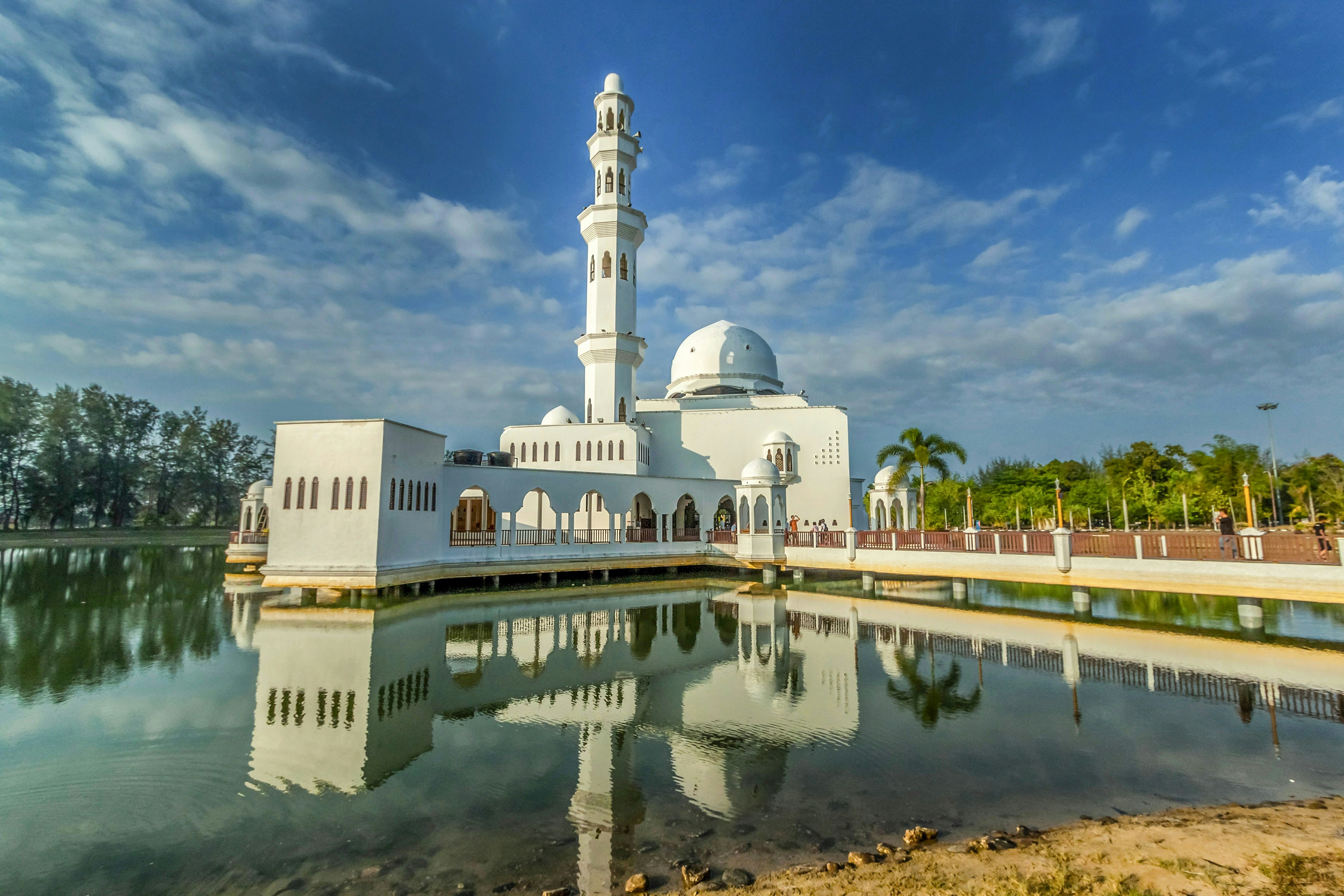 Masjid Putih di Bawah Langit Biru dan Putih di Siang Hari