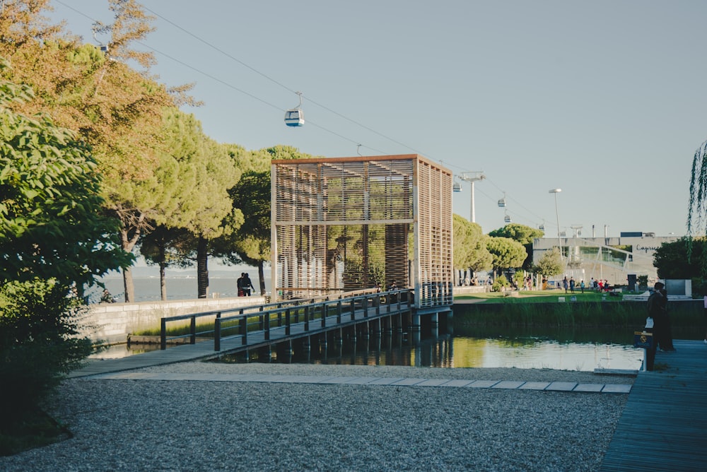 Cuerpo de agua al lado de la vía férrea