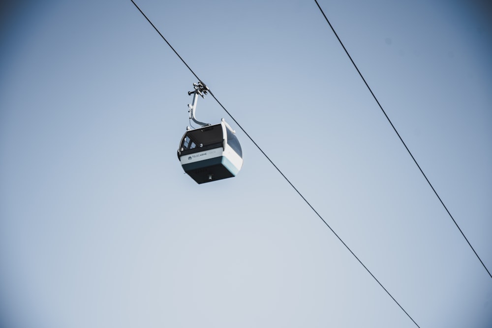 Teleférico blanco y negro durante el día