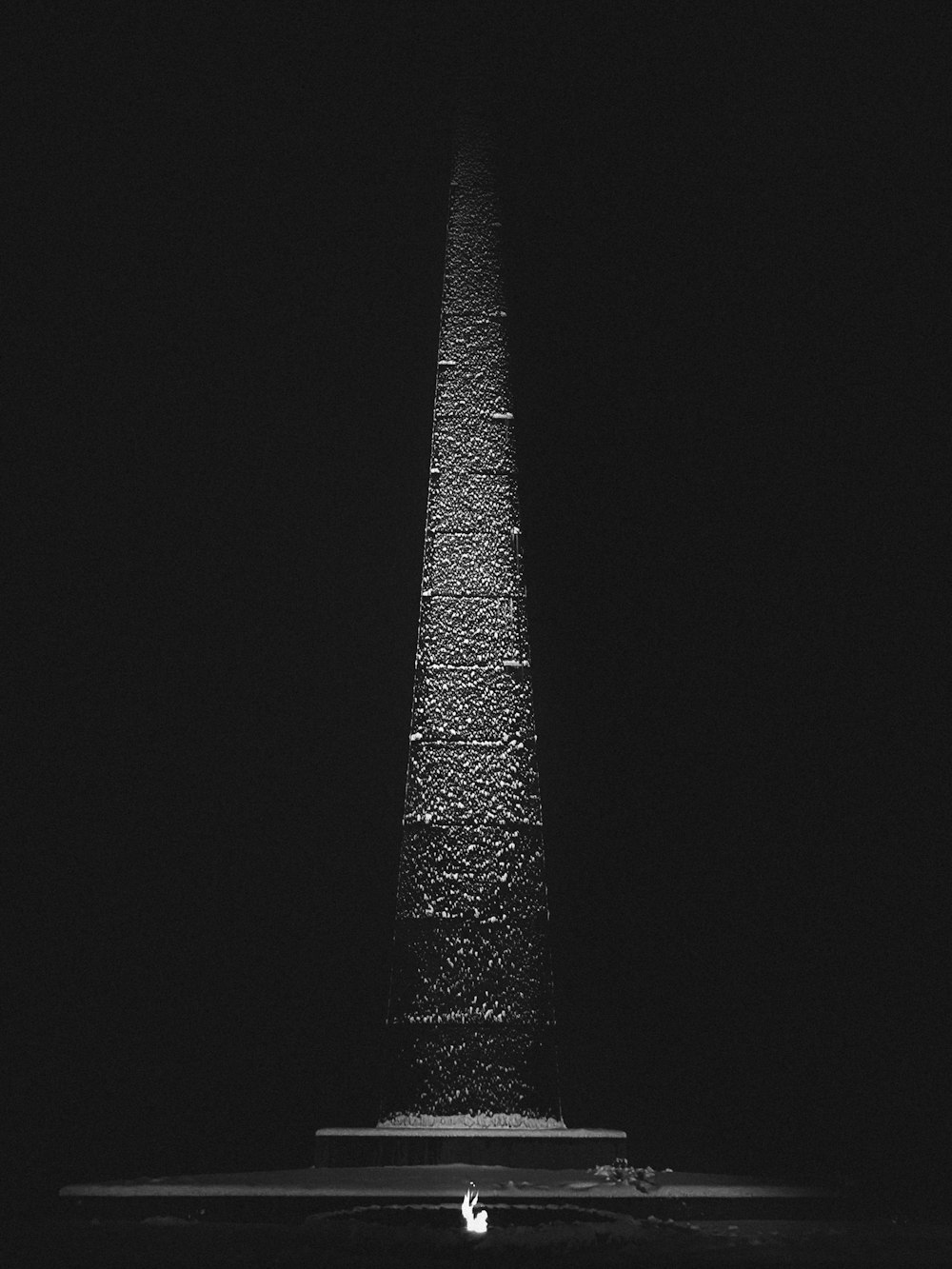 키 큰 오벨리스크의 흑백 사진