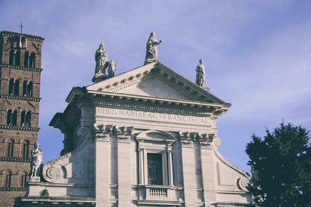 Edificio de hormigón blanco