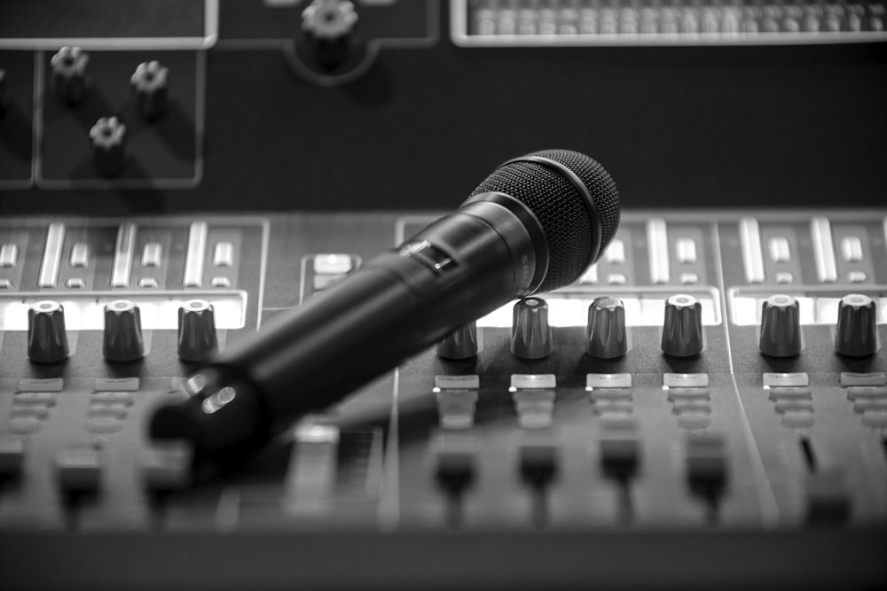 Microphone sans fil sur la table de mixage audio