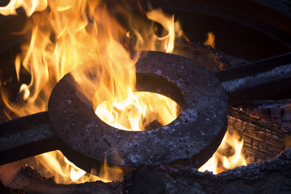 Un anillo de metal sentado encima de un fuego