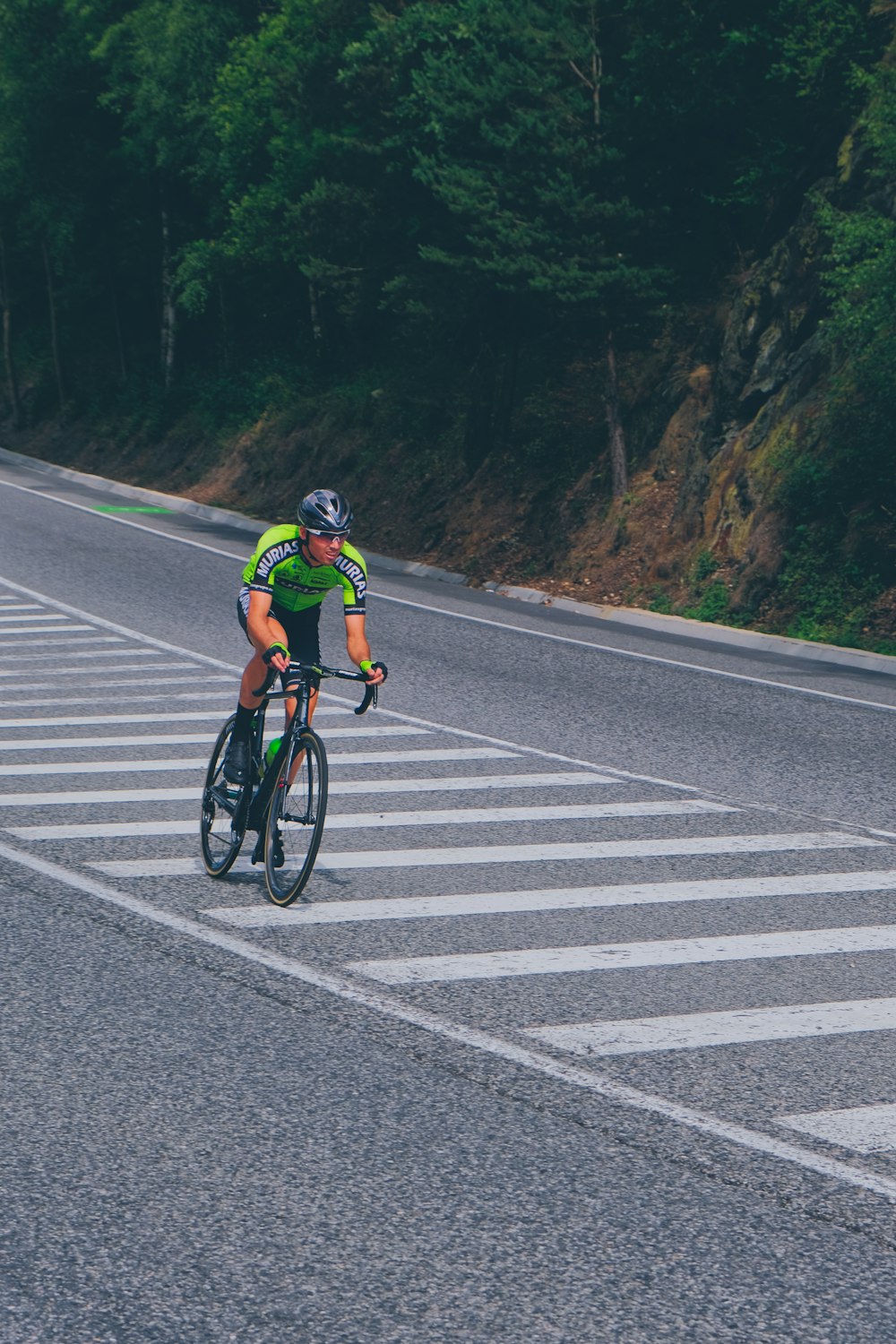 Hombre con una bicicleta de carretera