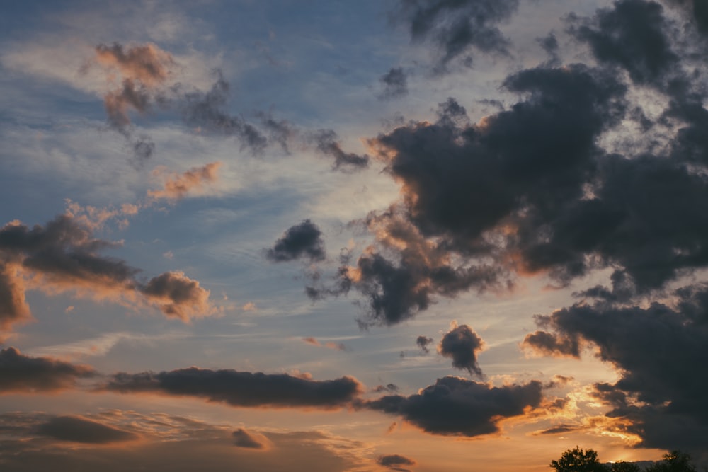 gray and brown clouds