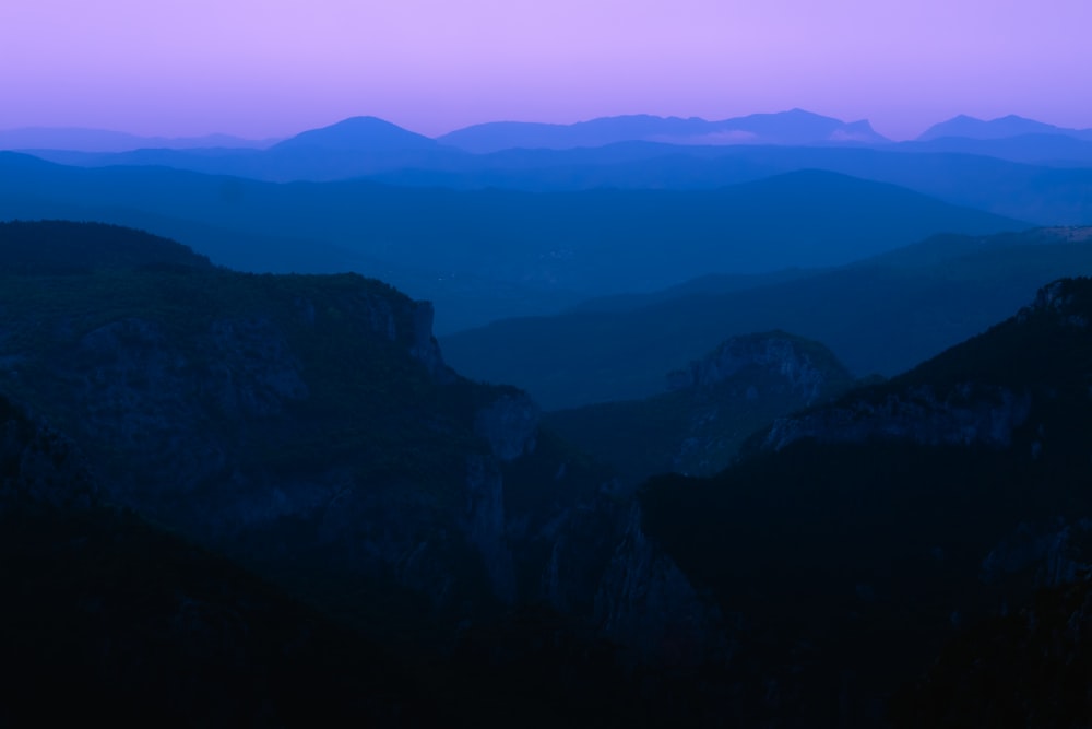 Una vista de una cadena montañosa al atardecer