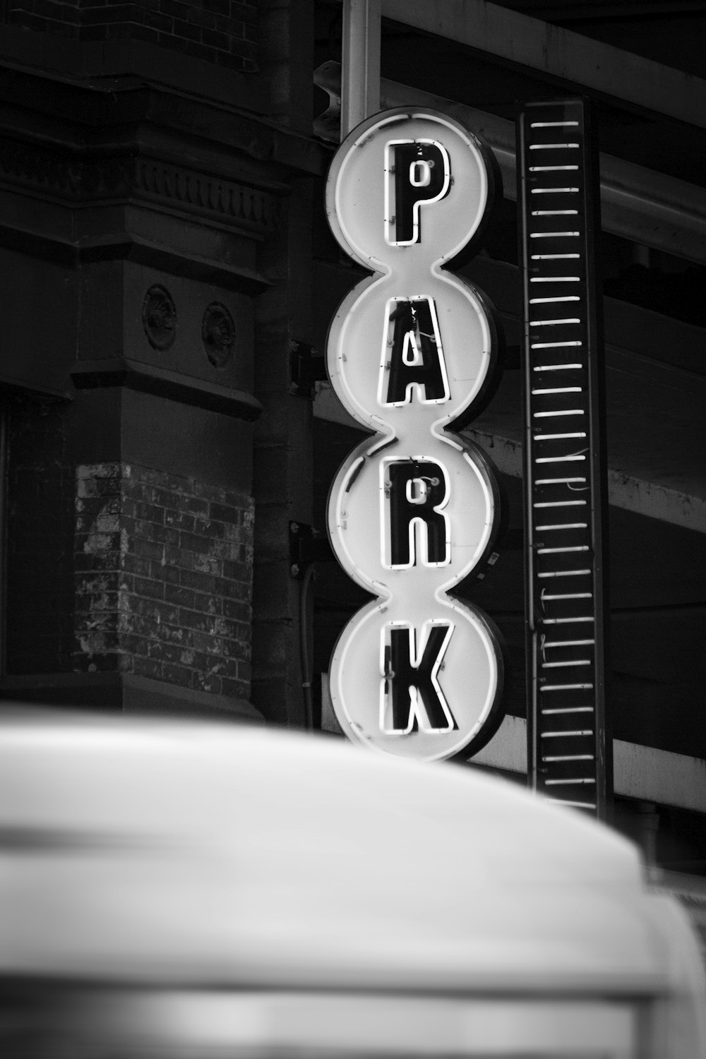 luz de neón del parque en blanco y negro