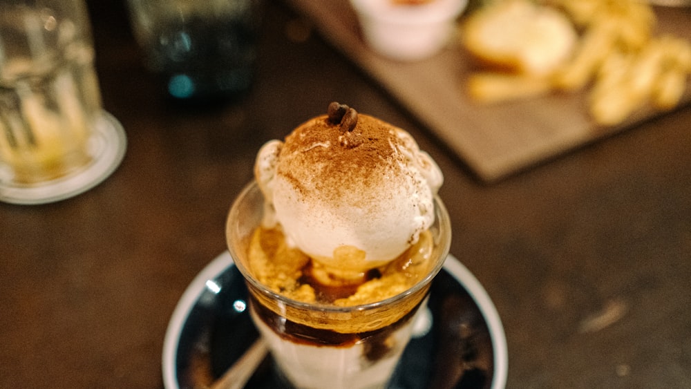 Un sundae à la crème glacée est assis sur une assiette