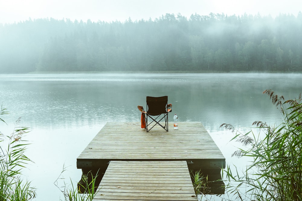 Quai en bois gris au bord d’un plan d’eau pendant la journée