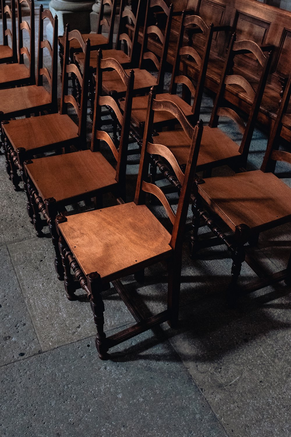 a row of wooden chairs sitting next to each other