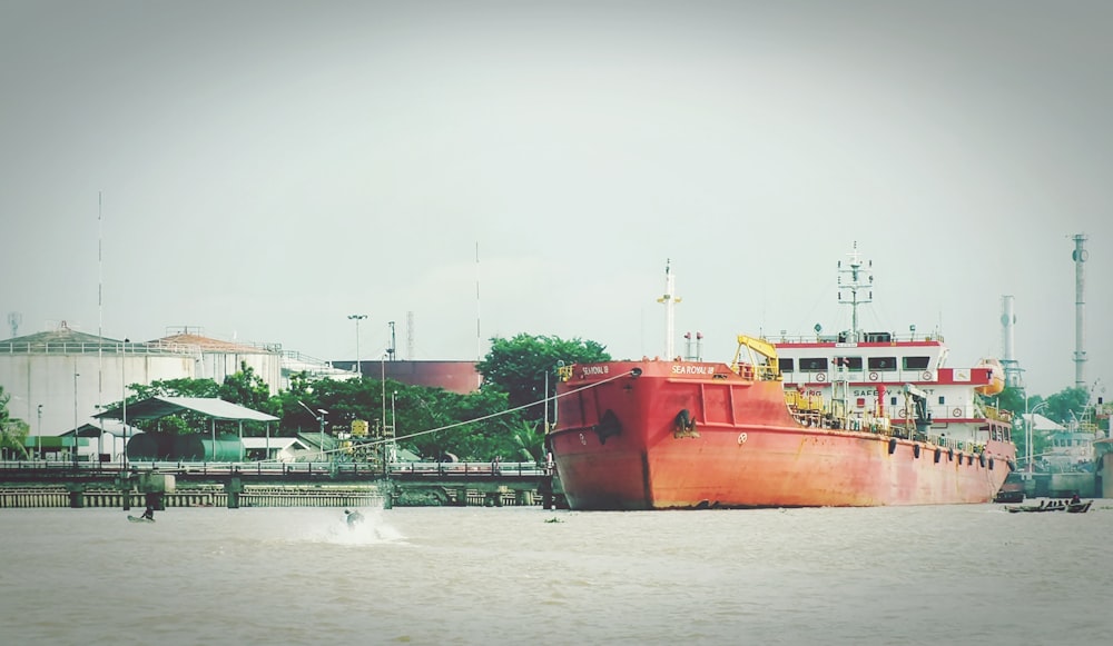 Barco rojo cerca del muelle