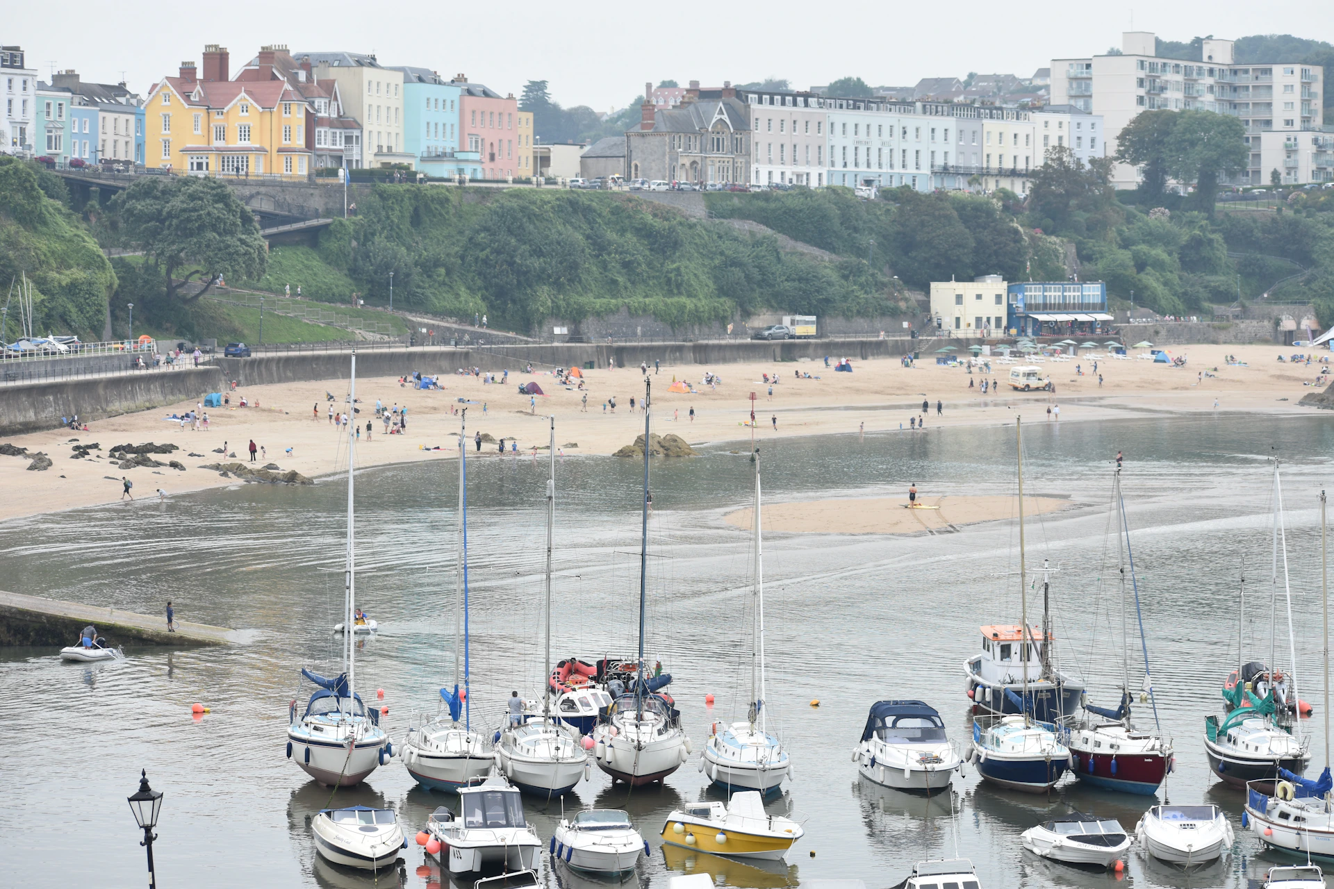 gray computer monitor