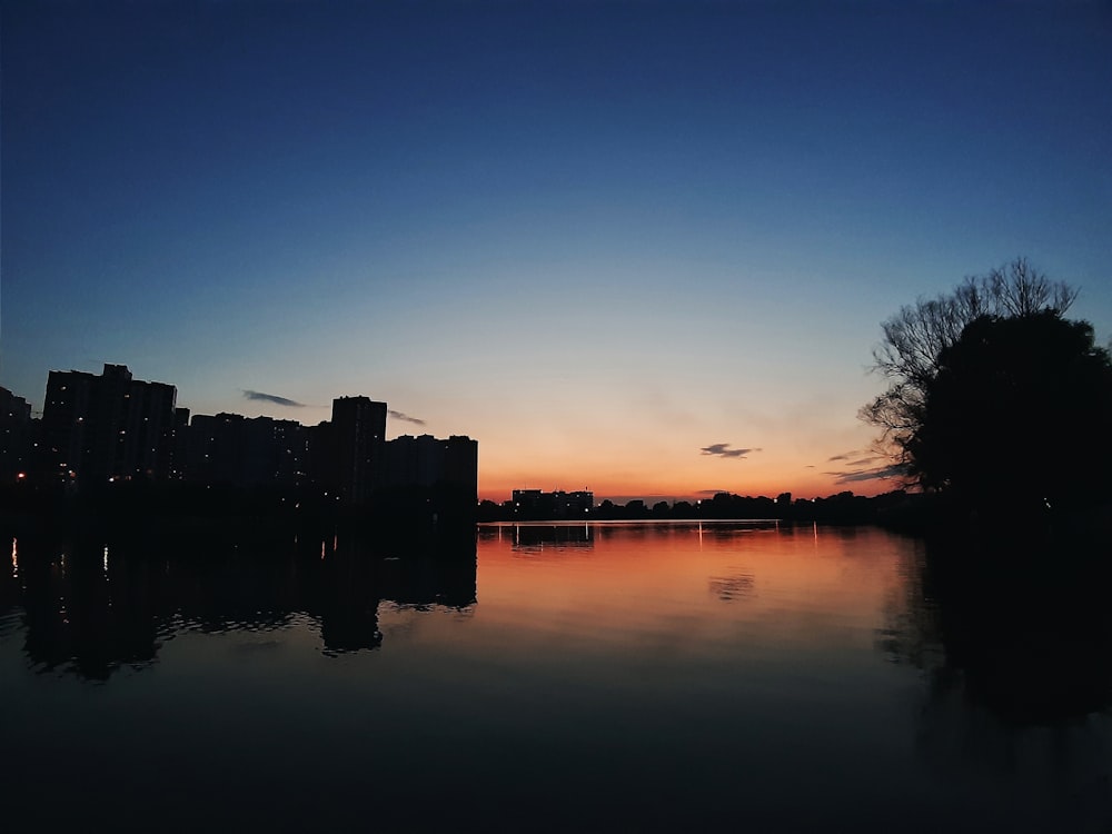 un cuerpo de agua con edificios en el fondo