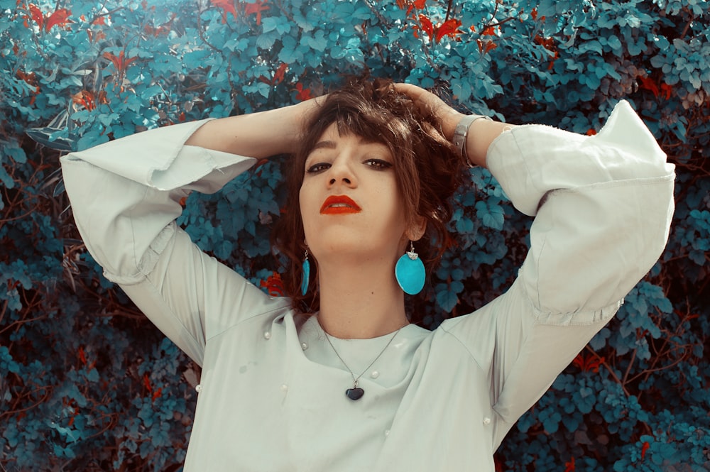 woman wearing white long-sleeved shirt