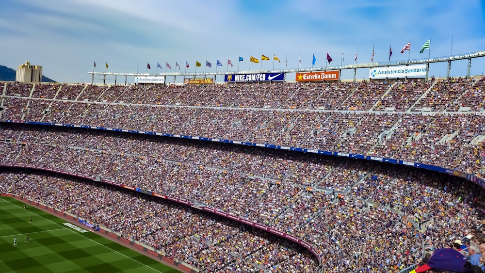 Gente en el estadio viendo el partido de fútbol