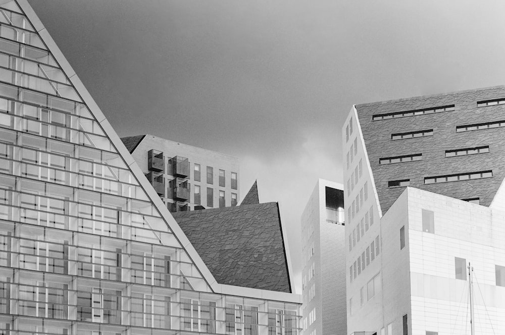 a black and white photo of some buildings