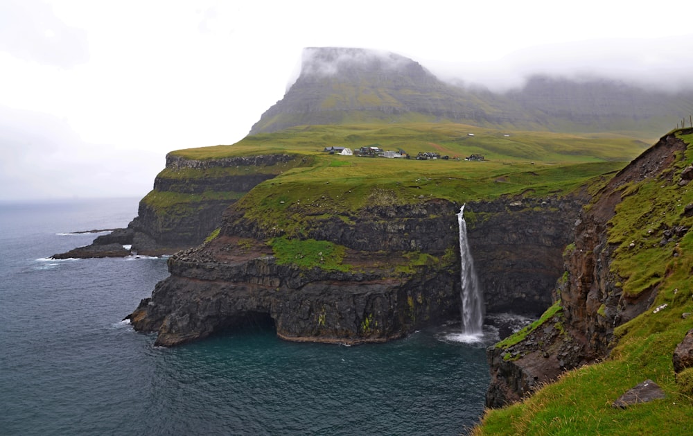 Fotografía de paisaje de acantilado verde y negro