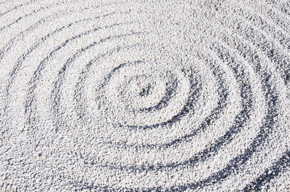 um design circular feito de areia em uma praia